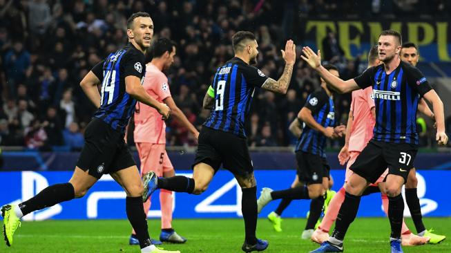 Pemain depan Inter Milan Argentina Mauro Icardi merayakan golnya dengan bek Inter Milan Skriniar setelah Icardi mencetak gol penyama selama pertandingan Grup B Liga Champions Inter Milan melawan Barcelona di Stadion Giusepe Meazza, Milan, Italia, Rabu (7/11). [AFP/Miguel MEDINA]