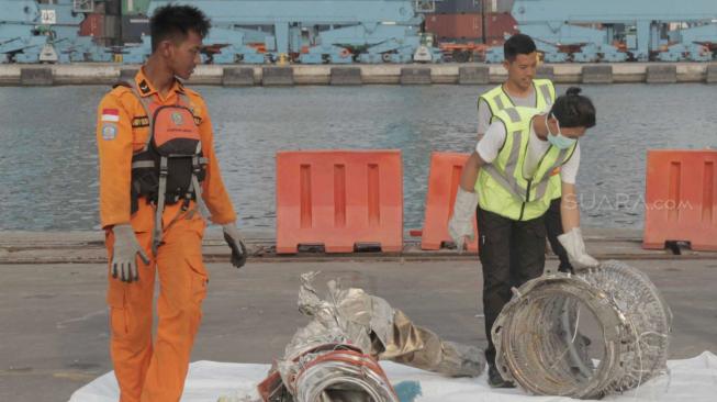 Tim SAR gabungan memeriksa  penemuan turbin kedua pesawat Lion Air JT 610 di Tanjung Priok, Jakarta Utara, Rabu (7/11). (Suara.com/Fakhri Hermansyah)