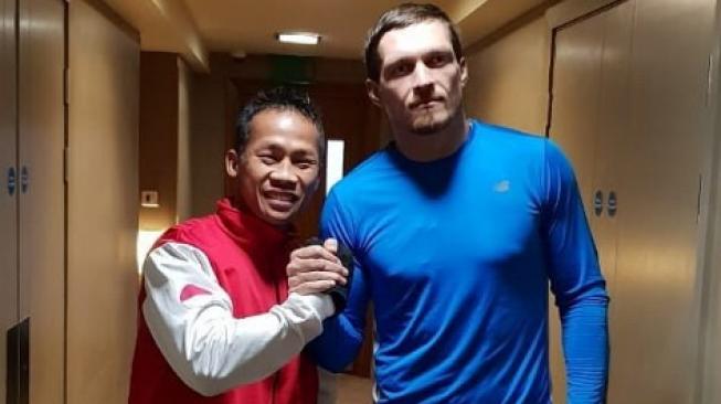 Petinju kenamaan Indonesia, Daud Yordan (kiri), berfoto bersama juara dunia sejati kelas penjelajah IBF, WBA, WBC dan WBO dari Ukraina, Oleksandr Usyk. [Instagram@daud_cino_yordan]