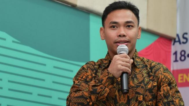 Lifter andalan Indonesia, Eko Yuli Irawan, menjadi juara dunia di kelas 61 kg pada Kejuaraan Dunia Angkat Besi 2018 saat ditemui di kantor Kemenpora, Senayan, Jakarta, Kamis (8/11). [Dok. Kemenpora]