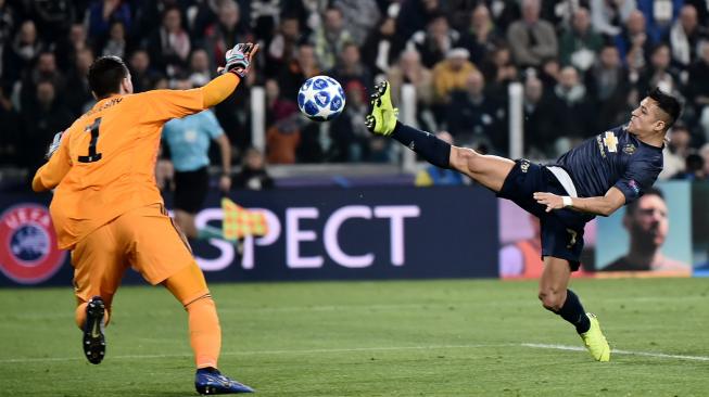 
Kiper Juventus Wojciech Szczesny menghalau bola dari tendangan striker Manchester United Alexis Sanchez selama pertandingan Group H Liga Champions Juventus melawan Manchester United di Stadion Allianz,Turin, Italia, Kamis (8/11). [AFP/Marco BERTORELLO]