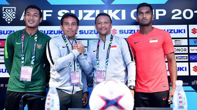 Pelatih timnas Indonesia Bima Sakti (kedua kiri) didampingi pemain timnas Indonesia Hansamu Yama (kiri) berjabat tangan dengan pelatih timnas Singapura Fandi Ahmad (kedua kanan) didampingi pemain timnas Singapura Hariss Harun saat konferensi pers piala AFF 2018 di Stadion Nasional, Singapura, Kamis (8/11/2018). Timnas Indonesia akan menjalani laga perdana penyisihan grub B Piala AFF 2018 melawan timnas Singapura di Stadion Nasional, Singapura pada Jumat 9 November 2018. ANTARA FOTO/Sigid Kurniawan