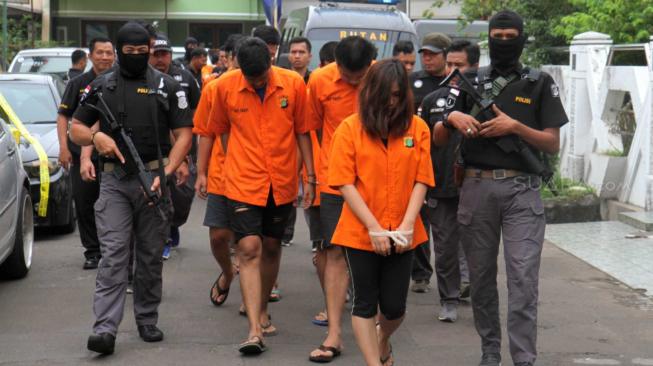 Sejumlah tersangka kasus liquid narkoba dihadirkan di perumahan daerah Kelapa Gading, Jakarta Utara, Kamis (8/11). (Suara.com/Fakhri Hermansyah)