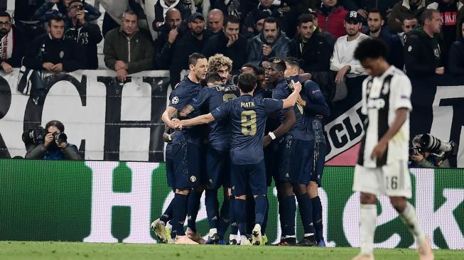 Para pemain Manchester United merayakan gol kedua mereka selama pertandingan Group H Liga Champions Juventus melawan Manchester United di Allianz Stadion, Turin, Italia, Kamis (8/11). [AFP/Marco BERTORELLO]