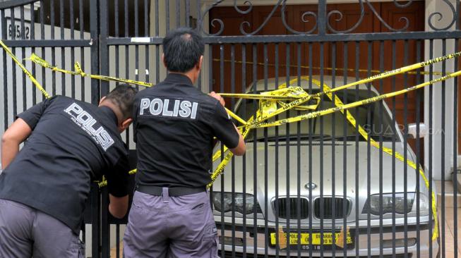 Petugas Ditresnarkoba Polda Metro Jaya menyegel rumah pembuatan narkoba jenis liquid vape (rokok Elektrik) di perumahan daerah Kelapa Gading, Jakarta Utara, Kamis (8/11). (Suara.com/Fakhri Hermansyah)