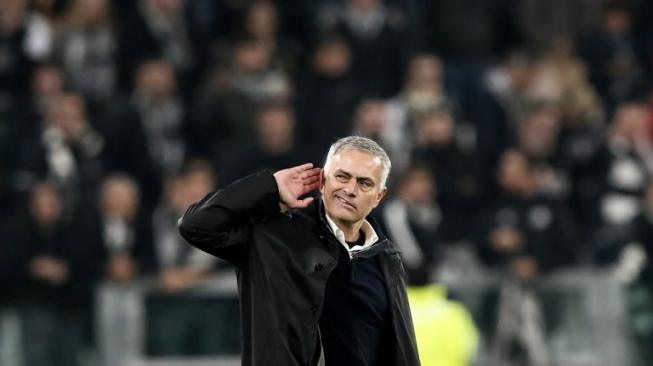 Aksi Jose Mourinho yang bikin geram pemain dan tifosi Juventus. (Marco BERTORELLO / AFP)