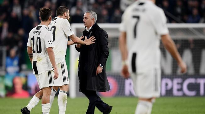 Jose Mourinho berdebat dengan pemain belakang Juventus Leonardo Bonucci dan pemain depan Juventus Paulo Dybala pada akhir pertandingan Grup H Liga Champions pertandingan Juventus melawan Manchester United di Stadion Allianz, Turin, Kamis (8/11). [AFP/Marco BERTORELLO]