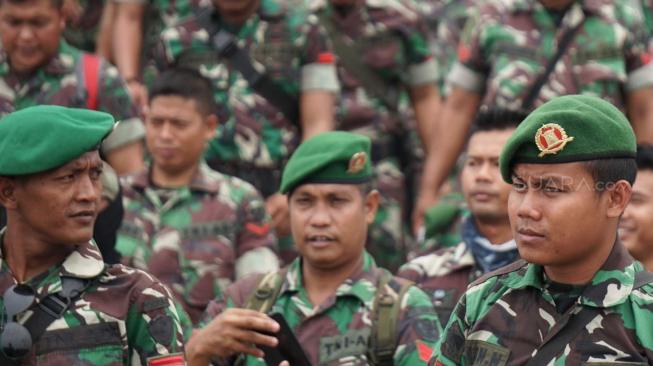 Sejumlah anggota TNI keluar dari Kapal KRI 590 Makassar di Pelabuhan Tanjung Priok, Jakarta Utara, Kamis (8/11). (Suara.com/Fakhri Hermansyah)