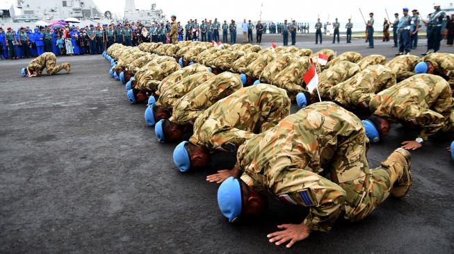 Sejumlah prajurit TNI AL yang tergabung dalam Satgas Maritim Task Force (MTF) Konga XXVIII.J UNIFIL melakukan sujud syukur ketika tiba di Dermaga Ujung Koarmada II Surabaya, Jawa Timur, Kamis (8/11). [ANTARA FOTO/M Risyal Hidayat]