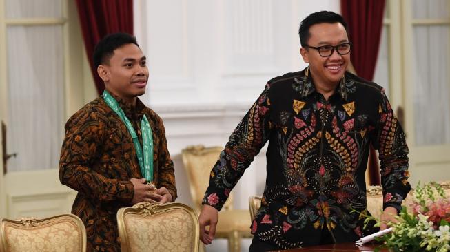 Menpora Imam Nahrawi (kanan) dan lifter Eko Yuli Irawan bertemu dengan Presiden Joko Widodo di Istana Merdeka, Jakarta, Kamis (8/11/2018). [Antara/Wahyu Putro A]