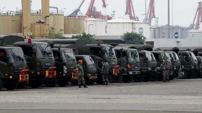 Sejumlah anggota TNI memindahkan barang perlengkapannya ke dalam bus saat tiba di Pelabuhan Tanjung Priok, Jakarta Utara, Kamis (8/11). (Suara.com/Fakhri Hermansyah)