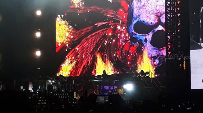 Konser Guns N' Roses di Stadion GBK Senayan, Jakarta, Kamis (8/11/2018) [Suara.com/ismail]