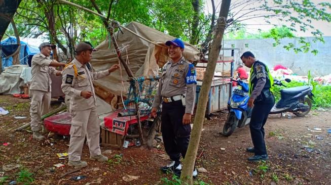 Temuan Limbah Kondom di Gubuk Diduga Sarang Prostitusi