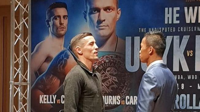 Petinju kenamaan Indonesia, Daud Yordan (kanan), dan penantangnya Anthony Crolla usai menjalani konferensi pers, Kamis (8/11/2018). Duel keduanya akan digelar di Manchester Arena, Inggris, Sabtu (10/11/2018). [Dok. Mahkota Promotion]