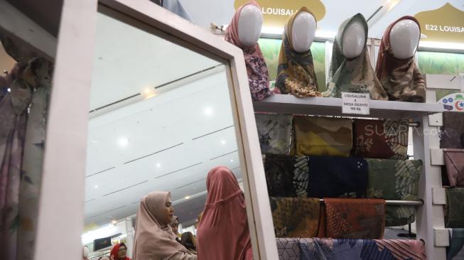 Sejumlah pengunjung memilih barang di Hijrah Festival 2018 di JCC Senayan, Jakarta, Jumat (9/11).[Suara.com/Muhaimin A Untung] 