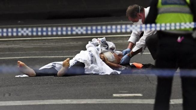 Seorang laki-laki menjadi korban aksi teror yang terjadi di jalan Bourke, Melbourne, Australia, Jum'at (9/11/2018) [AFP] 