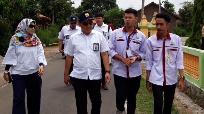 Direktur Jenderal Penyediaan Perumahan, Khalawi AH, dalam kunjungan kerjanya ke Desa Semowo, Jateng, Kamis (8/11/2018). (Dok: PUPR)
