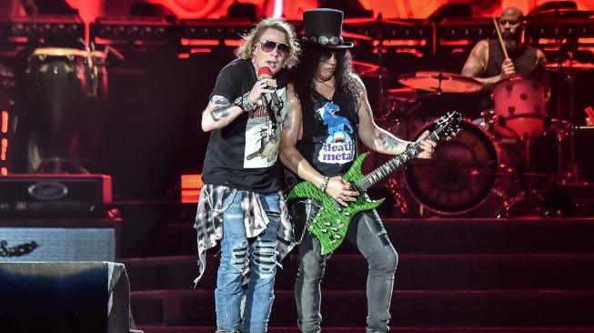 Vokalis Guns N' Roses Axl Rose (kiri) dan gitaris Slash (kanan) beraksi para konsernya yang bertajuk 'Not In This Lifetime' di Gelora Bung Karno, Jakarta, Kamis (8/11). [ANTARA FOTO/Muhammad Adimaja]