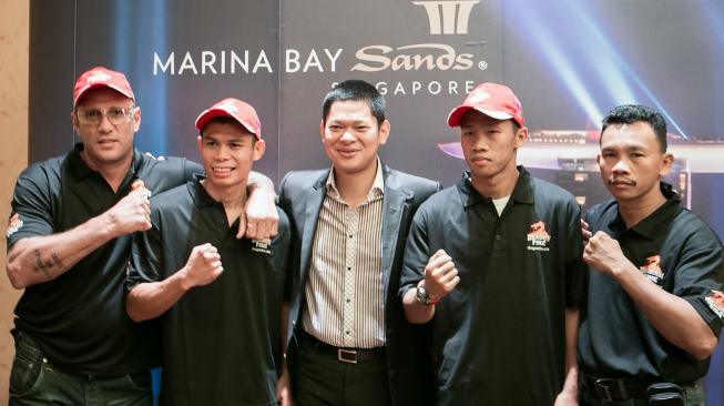 Legenda tinju Indonesia, Chris John (kedua dari kiri), dan petinju kenamaan nasional saat ini, Daud Yordan (kedua dari kanan). [AFP/Louis Kwok]