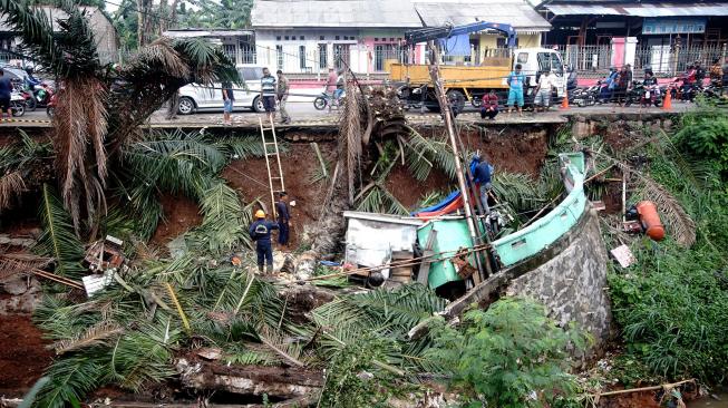 Hujan Deras Guyur Bogor, Jalan Alternatif Klapanunggal - Citeureup Longsor