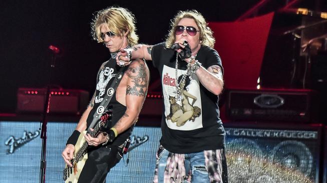 Vokalis Guns N' Roses Axl Rose (kanan) dan Duff McKagan (kiri) beraksi para konsernya yang bertajuk 'Not In This Lifetime' di Gelora Bung Karno, Jakarta, Kamis (8/11). [ANTARA FOTO/Muhammad Adimaja]