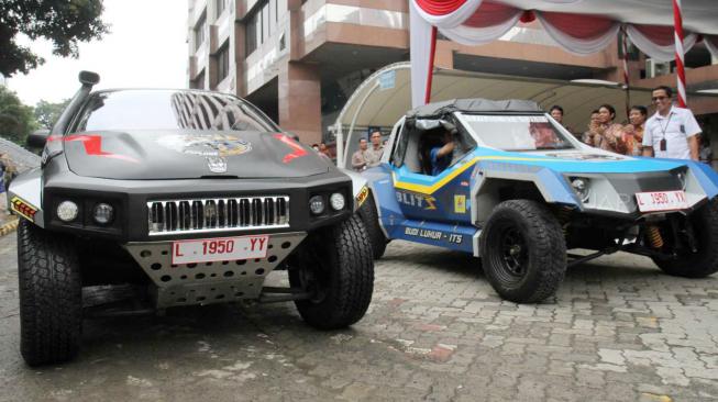 Mobil listrik BLITS dan Kasuari saat uji coba di kantor PLN unit Induk industri PLN, Gambir, Jakarta, Jumat (9/11). (Suara.com/Fakhri Hermansyah)