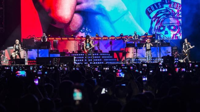 
Band Guns N' Roses beraksi pada konsernya yang bertajuk 'Not In This Lifetime' di Gelora Bung Karno, Jakarta, Kamis (8/11). [ANTARA FOTO/Muhammad Adimaja]