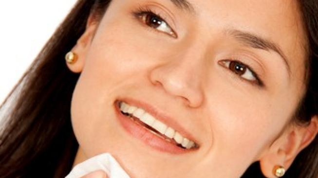 Ilustrasi membersihkan wajah dengan tisu pembersih wajah. (Shutterstock)