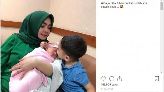 Rafathar cium adik sepupunya, Ansara. (Instargam)