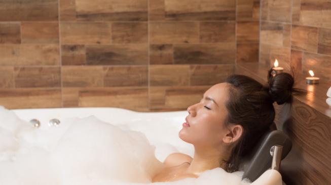 Ilustrasi perempuan mandi di bath tub. (Shutterstock)