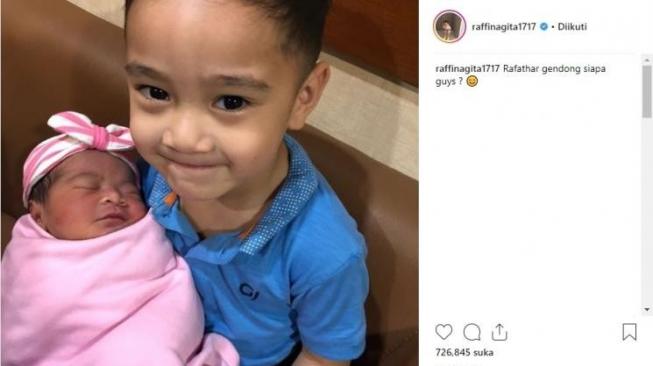 Menggemaskan Ini Ekspresi Rafathar  Saat Dikasih Sepeda Jokowi