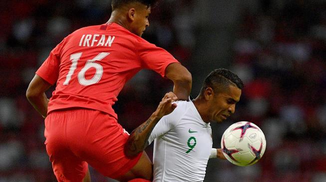 Pemain timnas Indonesia Alberto Goncalves (kanan) berebut bola dengan pemain timnas Singapura Irfan Fandi Ahmad dalam penyisihan grub B Piala AFF 2018 di Stadion Nasional Singapura, Jumat (9/11). [ANTARA FOTO/Sigid Kurniawan]