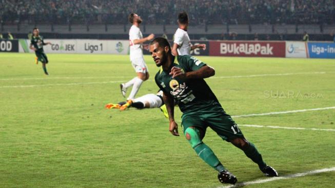 Pemain Persebaya, David da Silva, berlari merayakan golnya ke gawang PSM Makassar, Sabtu (10/11/2018), dalam lanjutan laga Liga 1 di Surabaya. [Suara.com/Dimas Angga Perkasa]