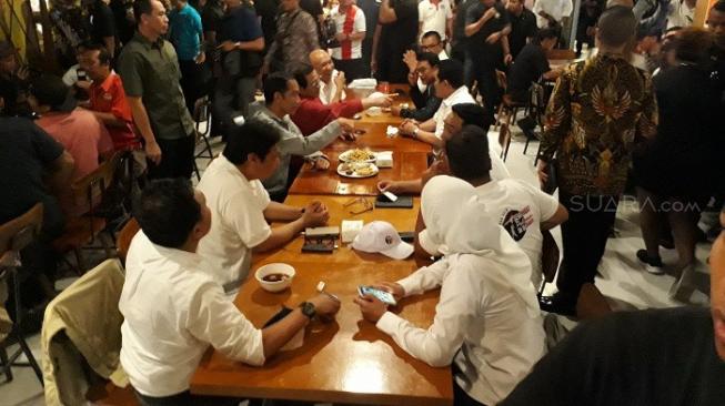 Blusukan ke Mal, Warga Rebutan Swafoto Sama Jokowi