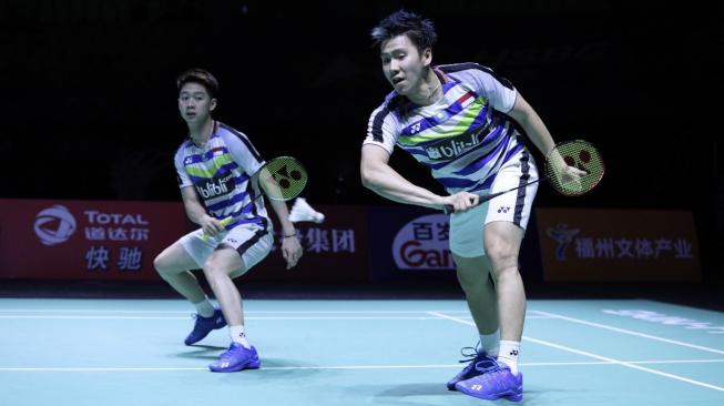 Pasangan ganda putra Indonesia, Kevin Sanjaya Sukamuljo/Marcus Fernaldi Gideon, melaju ke final Fuzhou China Open 2018 usai menaklukkan wakil tuan rumah, Liu Cheng/Zhang Nan, dengan skor 17-21, 21-18 dan 21-14, Sabtu (10/11/2018). [Humas PBSI]