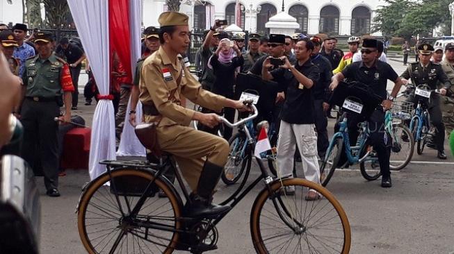 Penampilan Jokowi di Gowes Bandung Lautan Sepeda Tuai Pujian