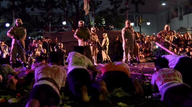 Sejumlah seniman mementaskan teatrikal pertempuran dalam drama kolosal "Surabaya Membara" di Jalan Pahlawan Surabaya, Jawa Timur, Jumat (9/11/2018). ANTARA FOTO/M Risyal Hidayat