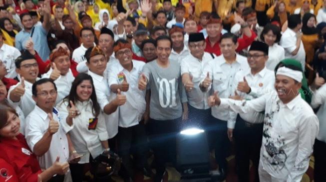 Temui Pendukungnya di Bandung, Jokowi Kenakan Kaus Bersablon #01