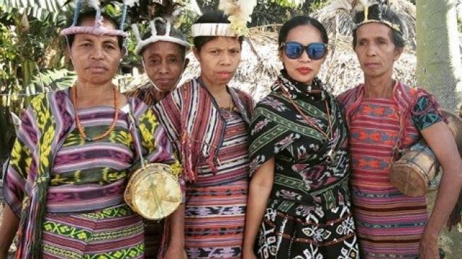 Diah Kusumawardhani Wijayanti (mengenakan kacamata hitam), Pendiri Komunitas Perempuan Pelestari Budaya mengenakan tenun bersama perempuan NTT. (@perempuanpelestaribudaya/Instagram)