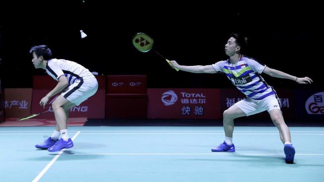 Pasangan ganda putra Indonesia, Kevin Sanjaya Sukamuljo/Marcus Fernaldi Gideon, melaju ke final Fuzhou China Open 2018 usai menaklukkan wakil tuan rumah, Liu Cheng/Zhang Nan, dengan skor 17-21, 21-18 dan 21-14, Sabtu (10/11/2018). [Humas PBSI]