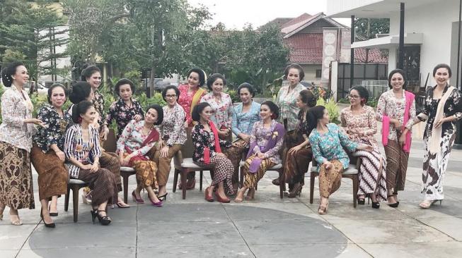 Komunitas Perempuan Pelestari Budaya mengenakan kebaya di peringatan Hari Kartini. (@perempuanpelestaribudaya/Instagram)