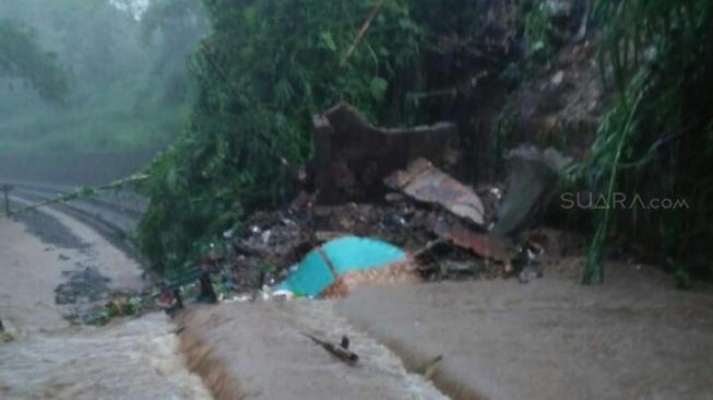 Hujan Deras, Jalur Kereta Bogor-Sukabumi Longsor