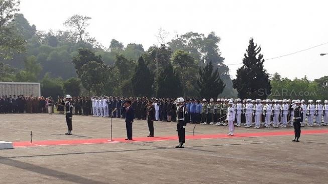 Jokowi Peringati Hari Pahlawan di TMP Cikutra Bandung