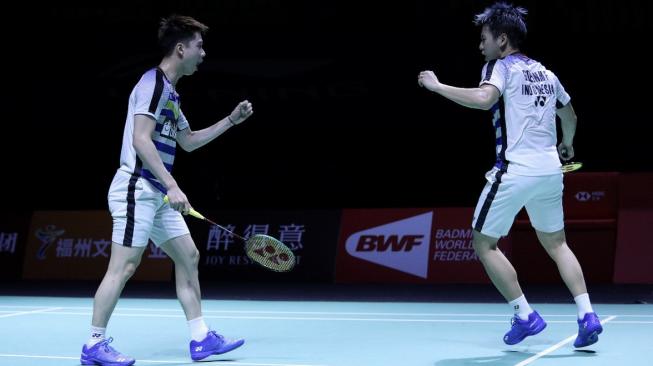 Pasangan ganda putra Indonesia, Kevin Sanjaya Sukamuljo/Marcus Fernaldi Gideon, melaju ke final Fuzhou China Open 2018 usai menaklukkan wakil tuan rumah, Liu Cheng/Zhang Nan, dengan skor 17-21, 21-18 dan 21-14, Sabtu (10/11/2018). [Humas PBSI]