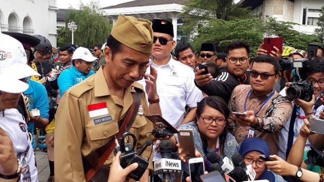 Jokowi Keluarkan Pistol dari Tas, Ridwan Kamil Malah Ketawa