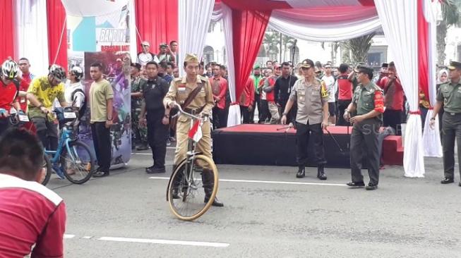 Penampilan Jokowi di acara Bandung Lautan Sepeda, Sabtu (10/11/2018). (Suara.com/Dwi Bowo Raharjo)