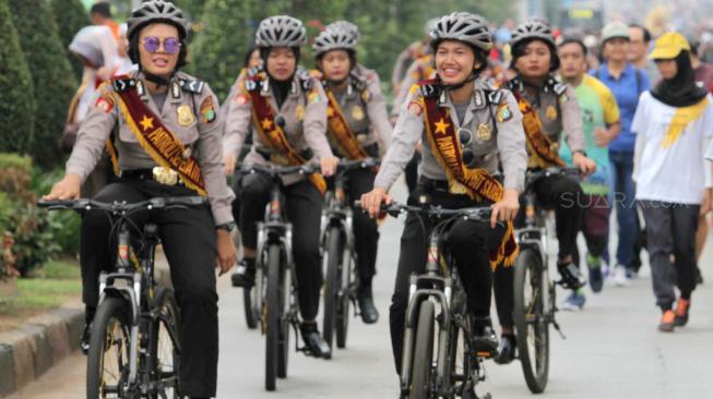 Aksi Polwan Cantik Berpatroli Gunakan Sepeda di CFD Jakarta