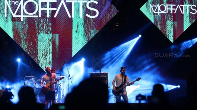 Band asal Kanada The Moffats yakni Scott, Clint, Bob, dan Dave bernyanyi di panggung The 90's Festival, Gambir Expo Kemayoran Jakarta, Sabtu (10/11). [Suara.com/Muhaimin A Untung]