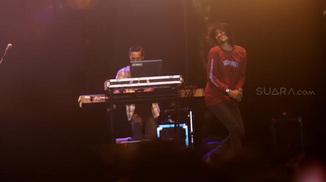 Vokalis Grup band Sheila On 7 tampil pada acara 90's Festival di JIEXPO Kemayoran, Jakarta, Sabtu (10/11). [Suara.com/Muhaimin A Untung]