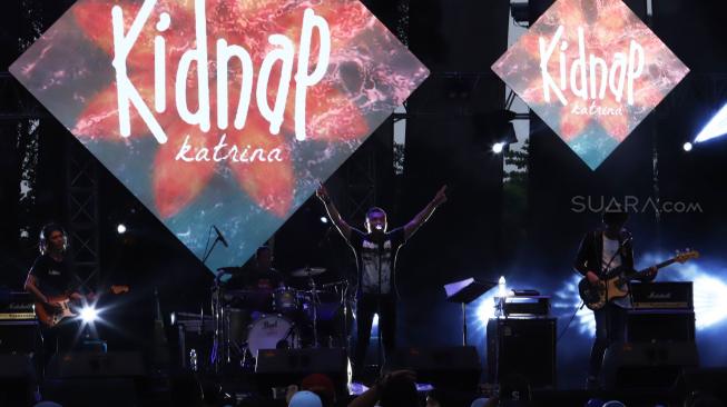 Grup band Kidnap Katrina beraksi pada acara "90's Festival" di JIEXPO Kemayoran, Jakarta, Sabtu (10/11). [Suara,com/Muhaimin A Untung]